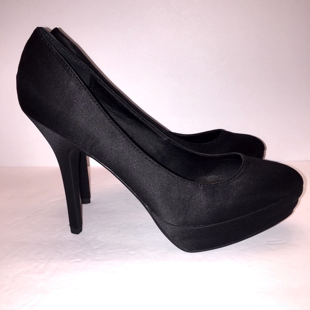 Colin Stuart Black Satin Platform Pump 🖤